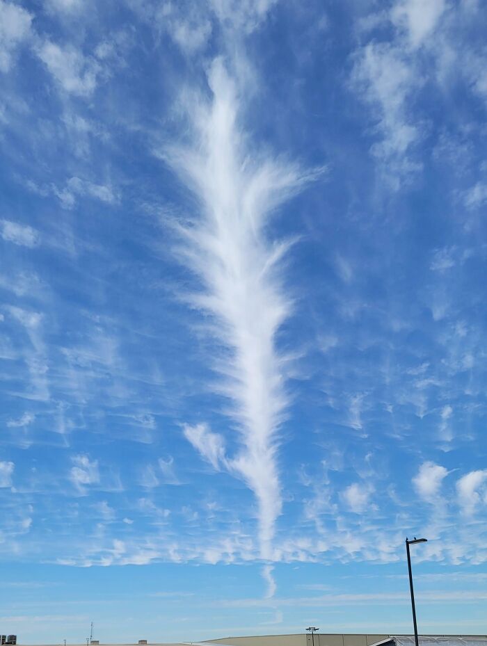 Ce nuage Une scie au travail