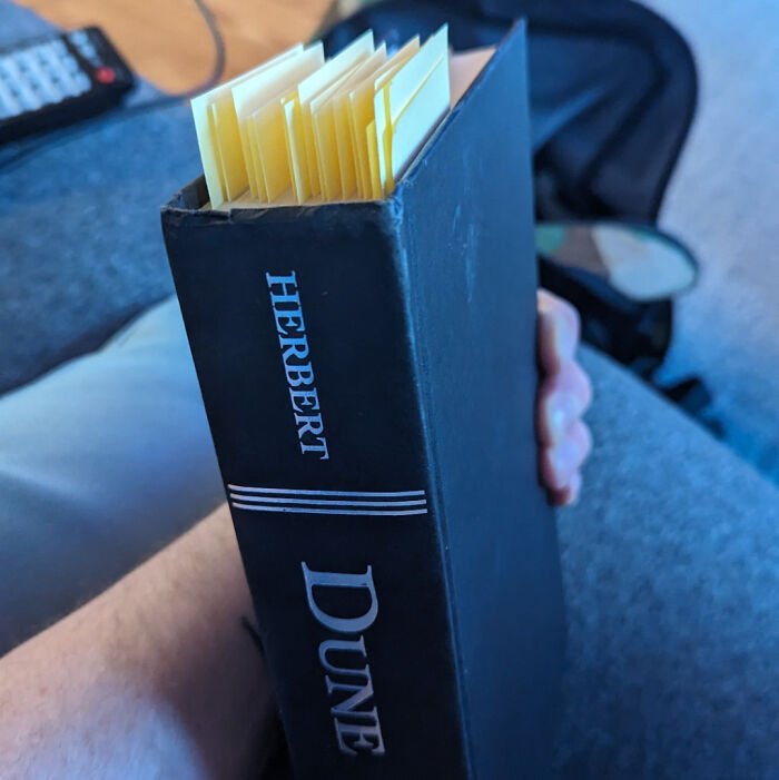 Tous ces Post-Its sont des pages extraites de cet exemplaire de Dune que j’ai acheté sur Ebay.