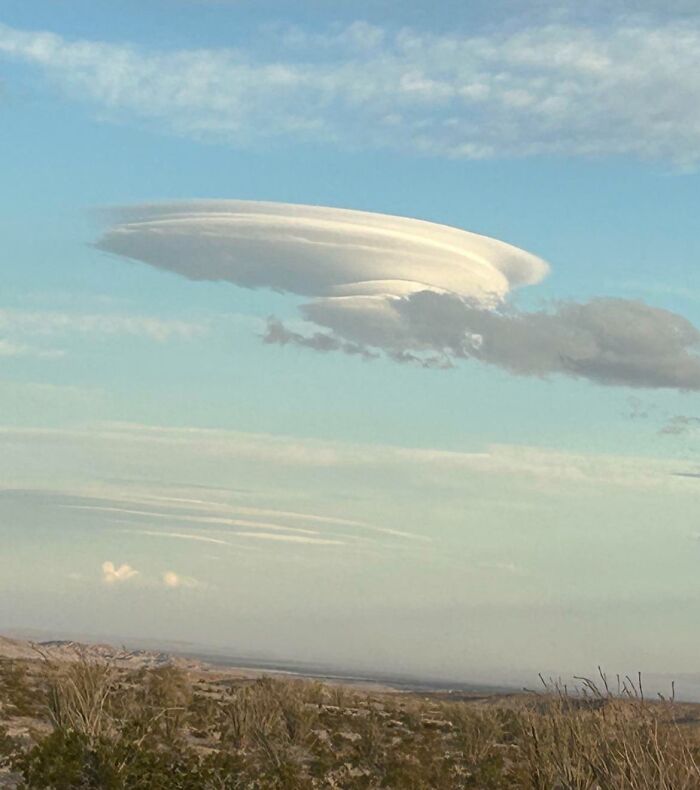 Nuage de soucoupe volante