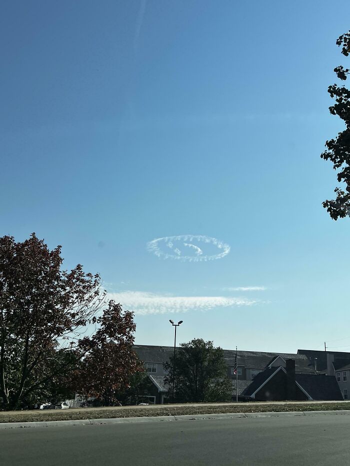 Quelqu’un a mis un visage souriant dans les nuages