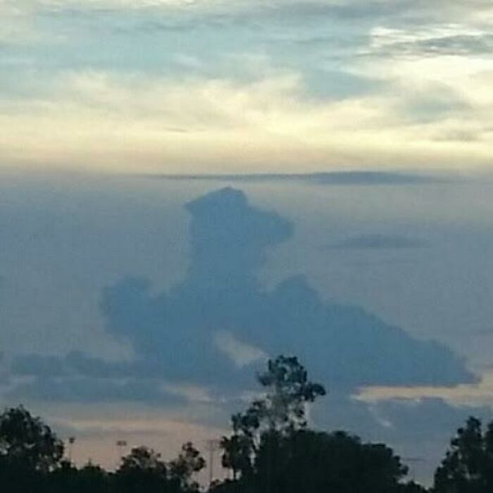 Ce nuage ressemble à un chien sur un jet ski