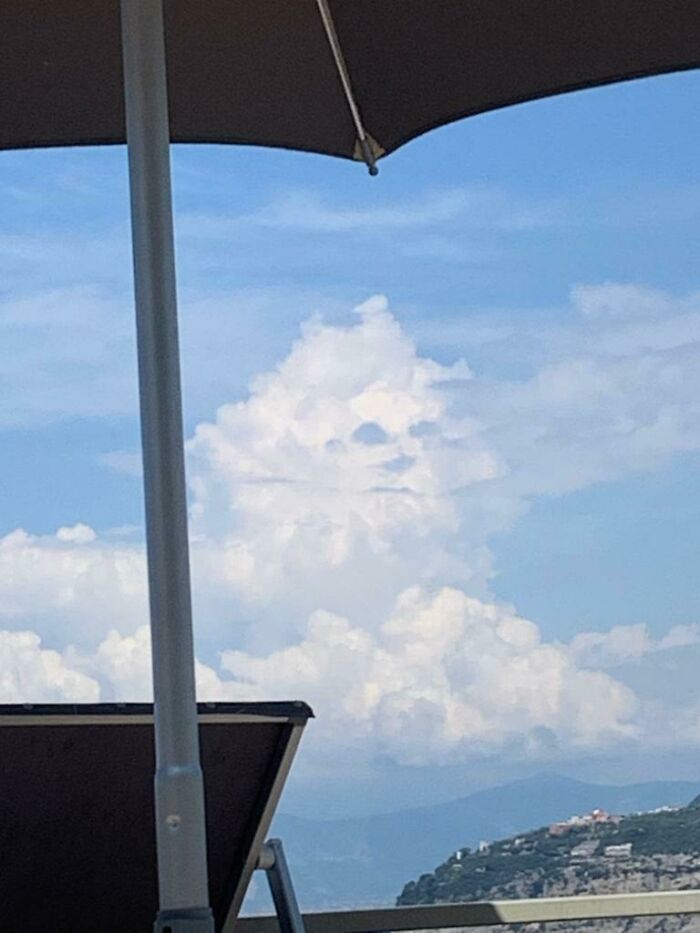 Nuage qui ressemble à un visage. J’ai pris une photo de ce nuage que j’ai vu et qui ressemble à un visage pendant mes vacances en Italie, l’année dernière pendant l’été.