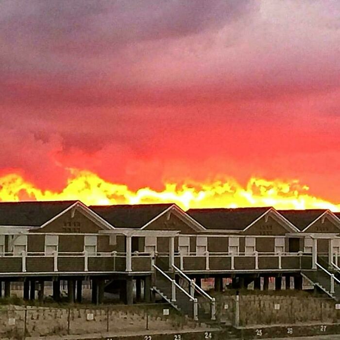 Ces nuages donnent l’impression que le bâtiment est en feu.