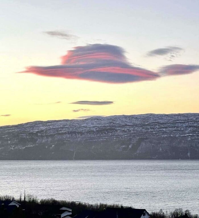 Un nuage qui ressemble à un chapeau