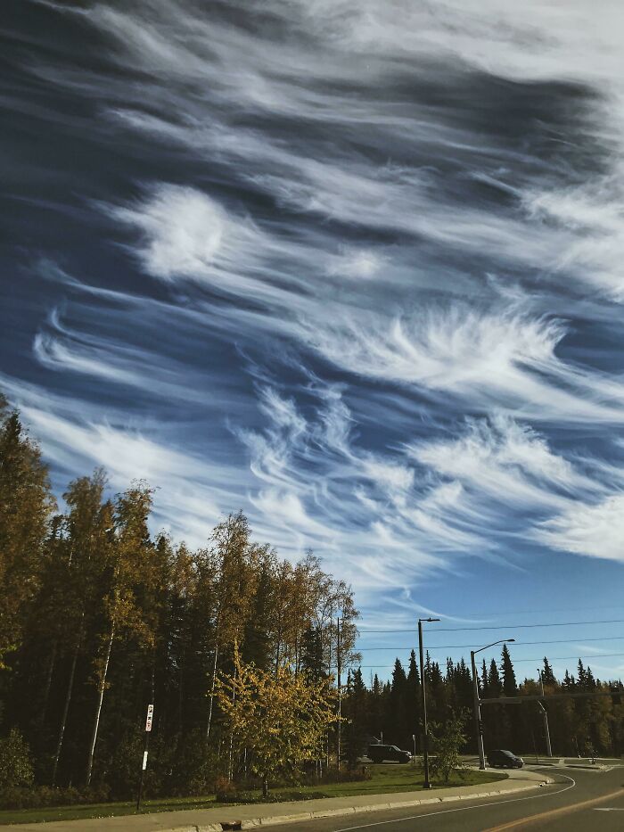 Comment ces nuages sont formés au-dessus de mon campus. Comme une peinture de Bob Ross