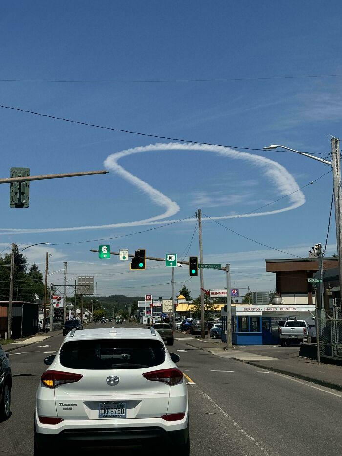 Nuage étrange. Une traînée de condensation ?