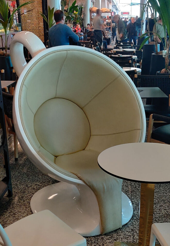 Chaise en forme de tasse de café