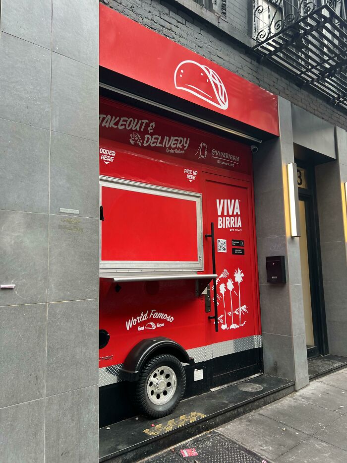 La devanture de ce restaurant a été conçue pour ressembler à un camion-restaurant.