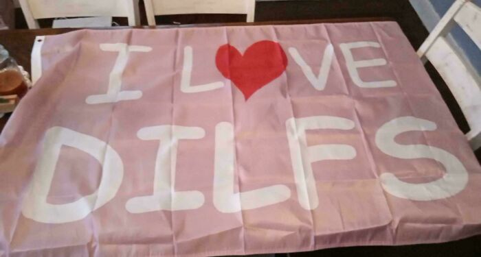 Nous avons commandé à ma fille de 12 ans un drapeau de Taylor Swift pour Noël. Il a été acheté sur Amazon. Voici ce qu’elle a ouvert