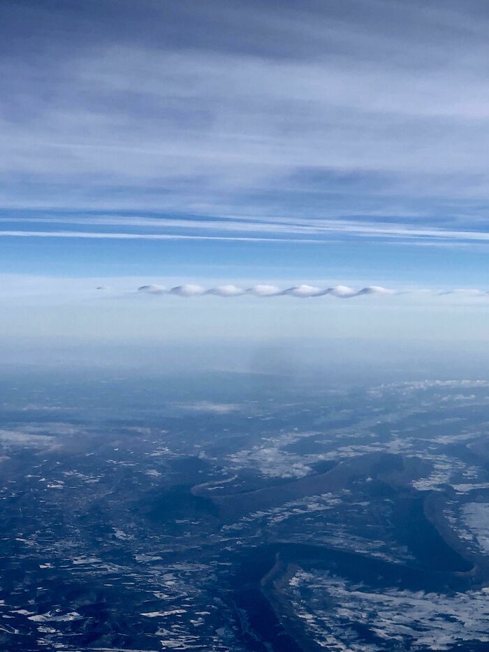 Ce petit nuage de rubans amusant se trouve à l’extérieur de la fenêtre de mon avion