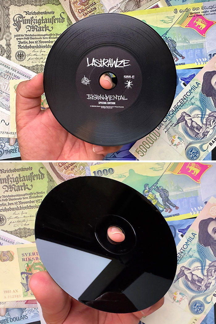 CD conçu comme un disque vinyle, avec des rainures et noir sur les deux faces.