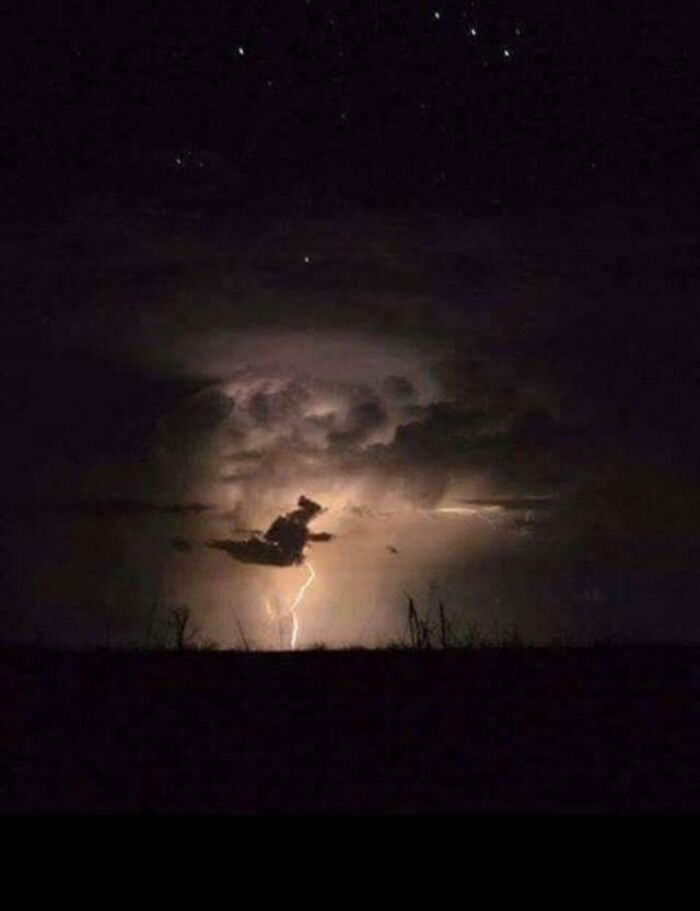 Le nuage sur cette photo ressemble à une sorcière sur un manche à balai.