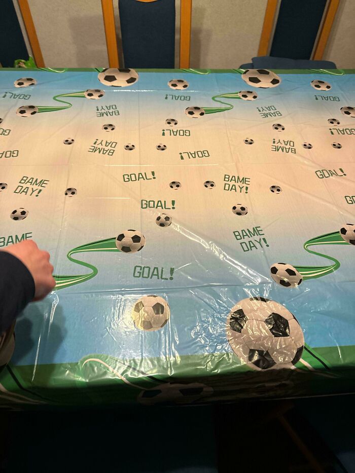 Nous avons commandé une nappe à usage unique. Il est écrit “Bame Day” au lieu de “Game Day”.