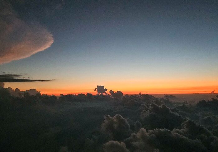 Il y a quelques nuits, je suis passé devant des nuages qui ressemblaient à Bob l’éponge et à Gary.