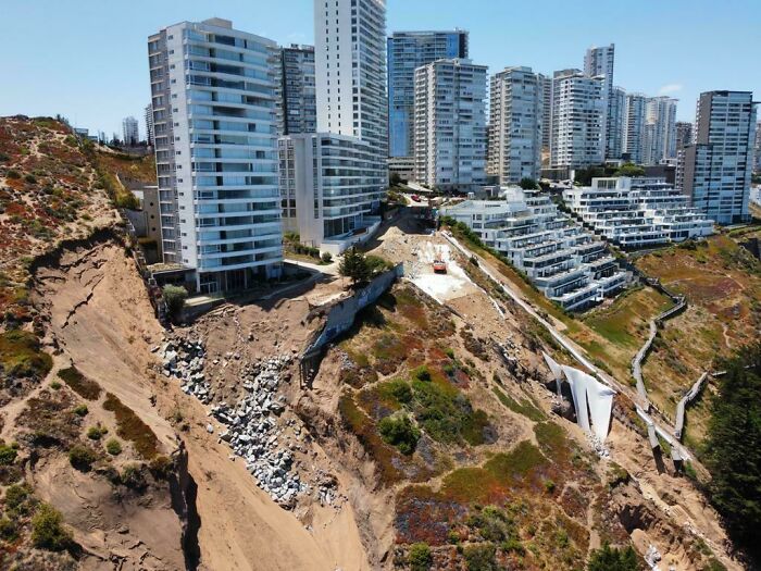 Bâtiments construits sur des dunes de sable à Concon, au Chili