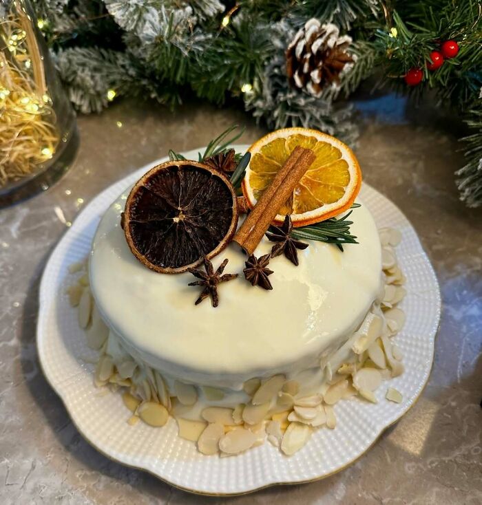 Gâteau de Noël aux carottes avec glaçage au fromage à la crème