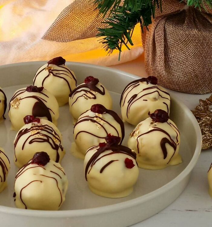 Ces truffes mauresques aux sablés à la canneberge ont l’air sophistiquées, mais elles sont l’ultime astuce alimentaire pour le jour de Noël.