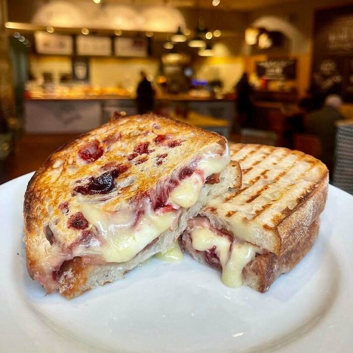 Voici le prochain produit de notre gamme festive, le Toastie au brie, au bacon et aux canneberges. La texture crémeuse et la saveur douce et beurrée du brie contrastent avec le salé croustillant du bacon.