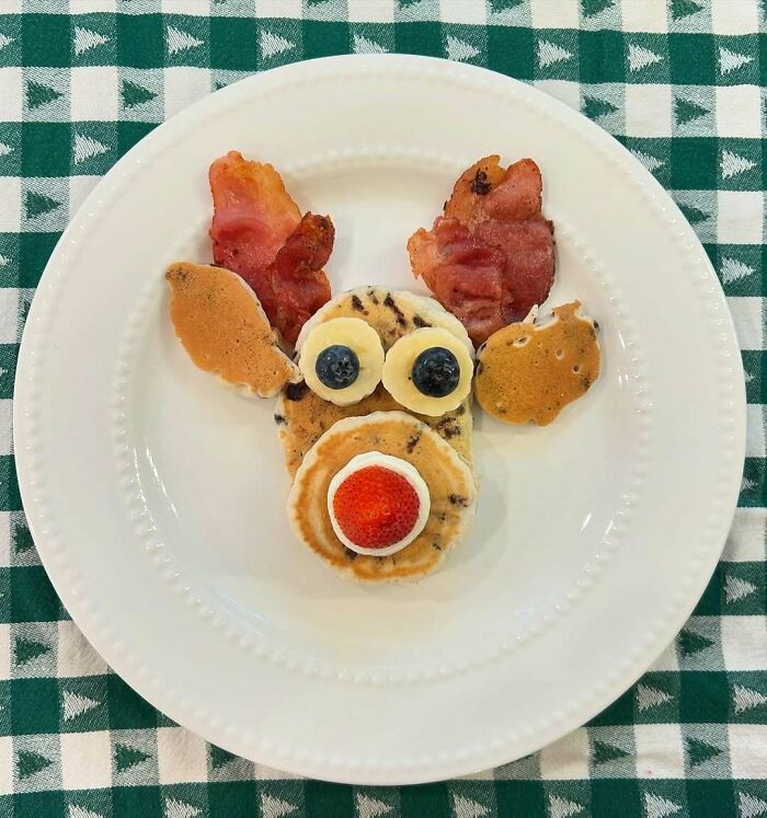 Les samedis sont faits pour les crêpes amusantes ! Regarde ces mignons rennes !