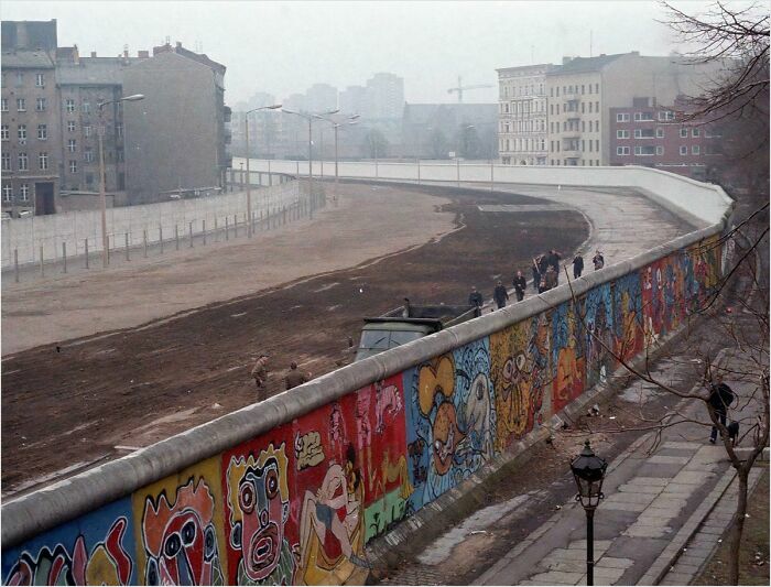 Depuis Berlin-Ouest, en regardant vers l’Est, au-dessus de la “bande mortelle” du mur de Berlin, en 1986