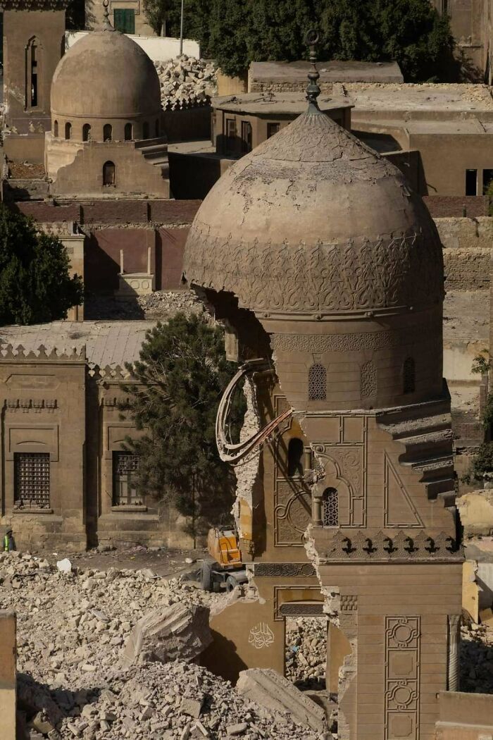 Bâtiment historique (tombe) des années 1800 démoli aujourd’hui pour créer une autoroute