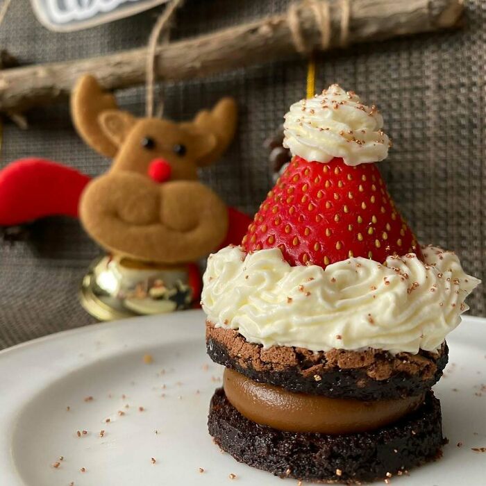 Un incroyable brownie “Alfajorcito”, rempli d’une épaisse couche de Dulce De Leche et décoré d’une fraise fraîche et de crème Chantilly.