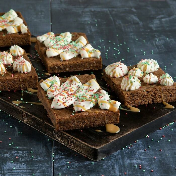 La recette d’aujourd’hui est l’une de mes préférées : de délicieux brownies au pain d’épices avec un glaçage au fromage à la crème qui rempliront ta maison de l’odeur des fêtes de fin d’année.