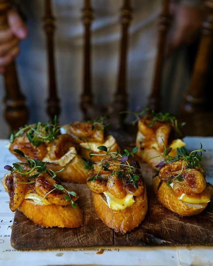 Mandarines enrobées d’huile d’herbes sur une baguette grillée avec du brie ! Ai-je besoin de dire que c’est super savoureux et que c’est peut-être le clou de Noël ?