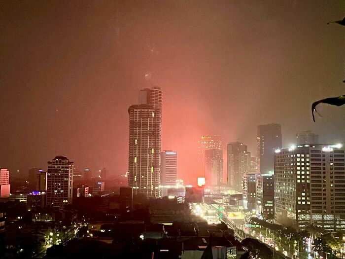 Le panneau d’affichage du casino illumine le ciel nocturne de Manille aux Philippines