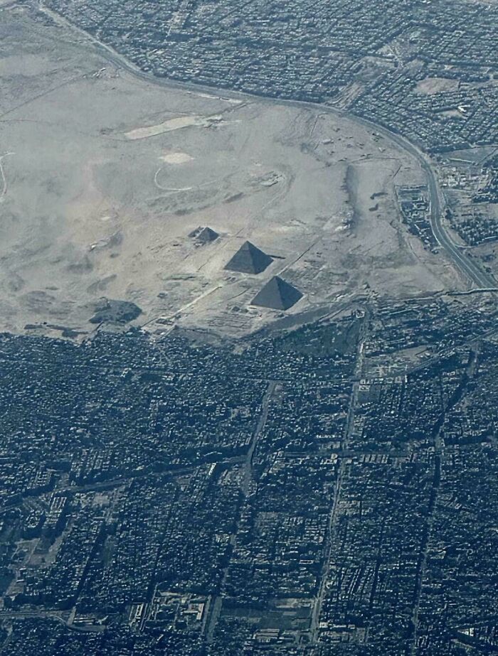 Une inondation de béton engloutit les pyramides de Gizeh