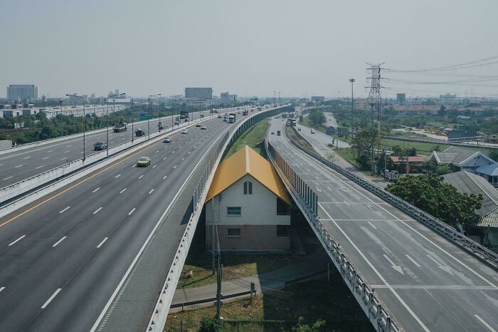 Une maison entre deux autoroutes en Thaïlande