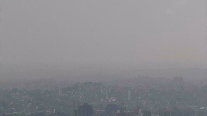 Belo Horizonte, Brésil. 151 jours sans pluie. Avalé par la fumée des incendies criminels dans tout le Brésil.