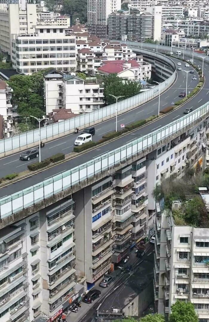 Appartements sous un viaduc dans le district de Nanming, Guyane, Chine