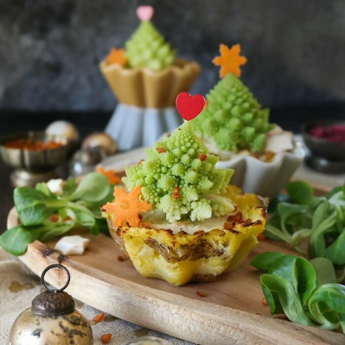 Mes petites quiches de Noël au Romanesco sont si merveilleusement simples à préparer grâce à la base de purée de pommes de terre qu’elles peuvent être intégrées sans problème dans un menu de Noël.