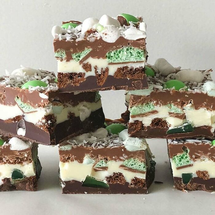 Avec ses trois couches distinctes, ce superbe Rocky Road constituerait une gâterie parfaite pour les fêtes, que ce soit en tant que dessert ou en tant que cadeau comestible. Si tu veux renforcer l’ambiance de Noël, ajoute quelques Smarties rouges et le tour est joué !