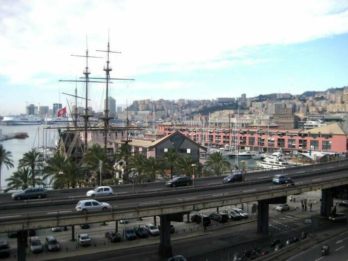 Le pont autoroutier qui coupe manifestement de la mer tout le centre historique de Gênes, en Italie.