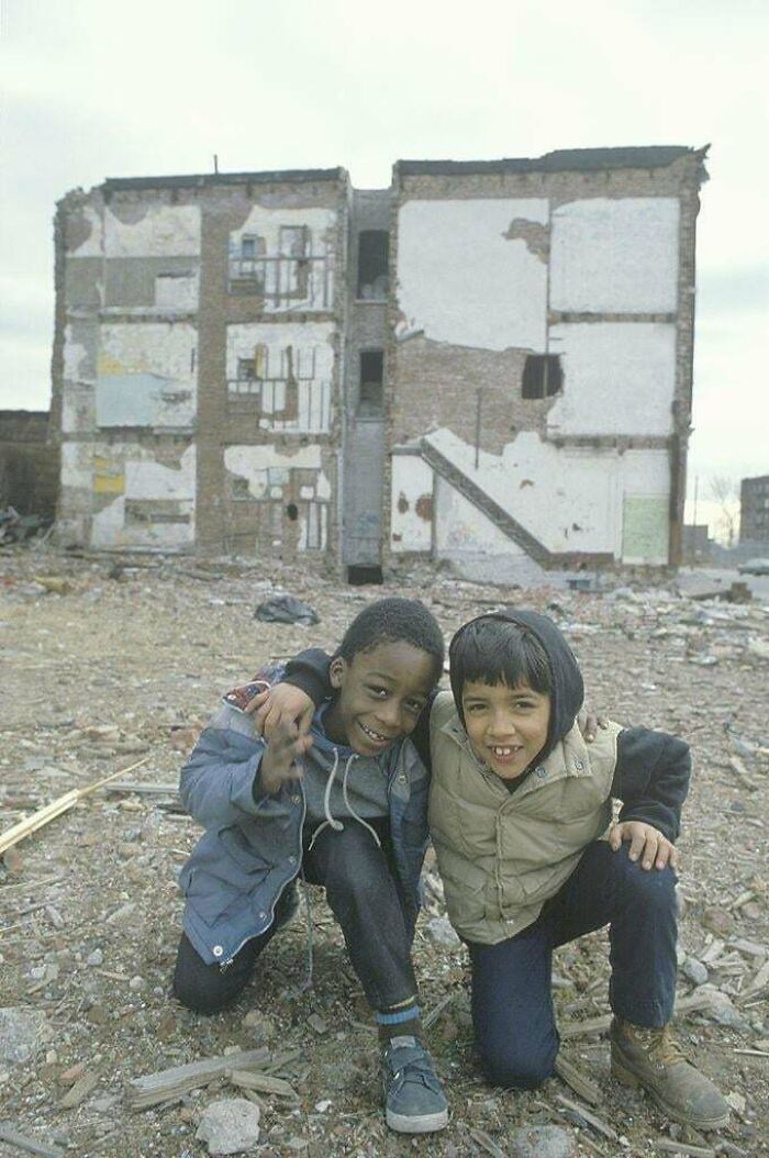 South Bronx, New York City (années 1980). Des sourires authentiques malgré tout ce qui les entoure