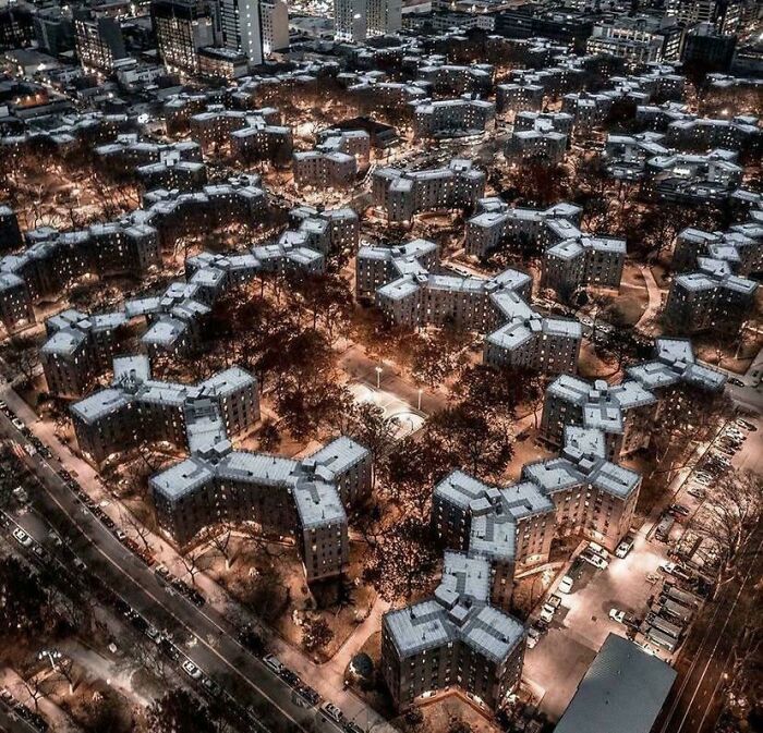 Maisons de Queensbridge, New York. Le plus grand projet de logement en Amérique du Nord avec 96 bâtiments et 3142 unités hébergeant plus de 7000 personnes.