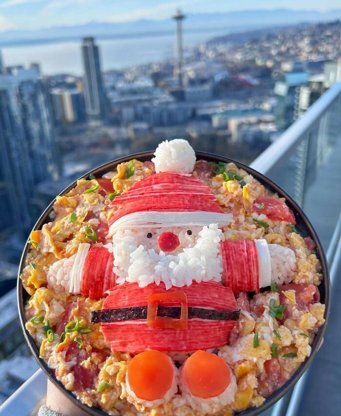 Plat festif de Noël pour le Père Noël potelé – Œuf à la tomate et Père Noël (fait avec du riz et un bâton de crabe)