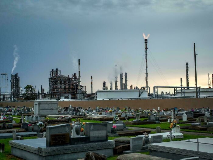 Des usines surplombent un cimetière dans la “Cancer Alley” de Louisiane, un tronçon de 85 miles de villes polluées.